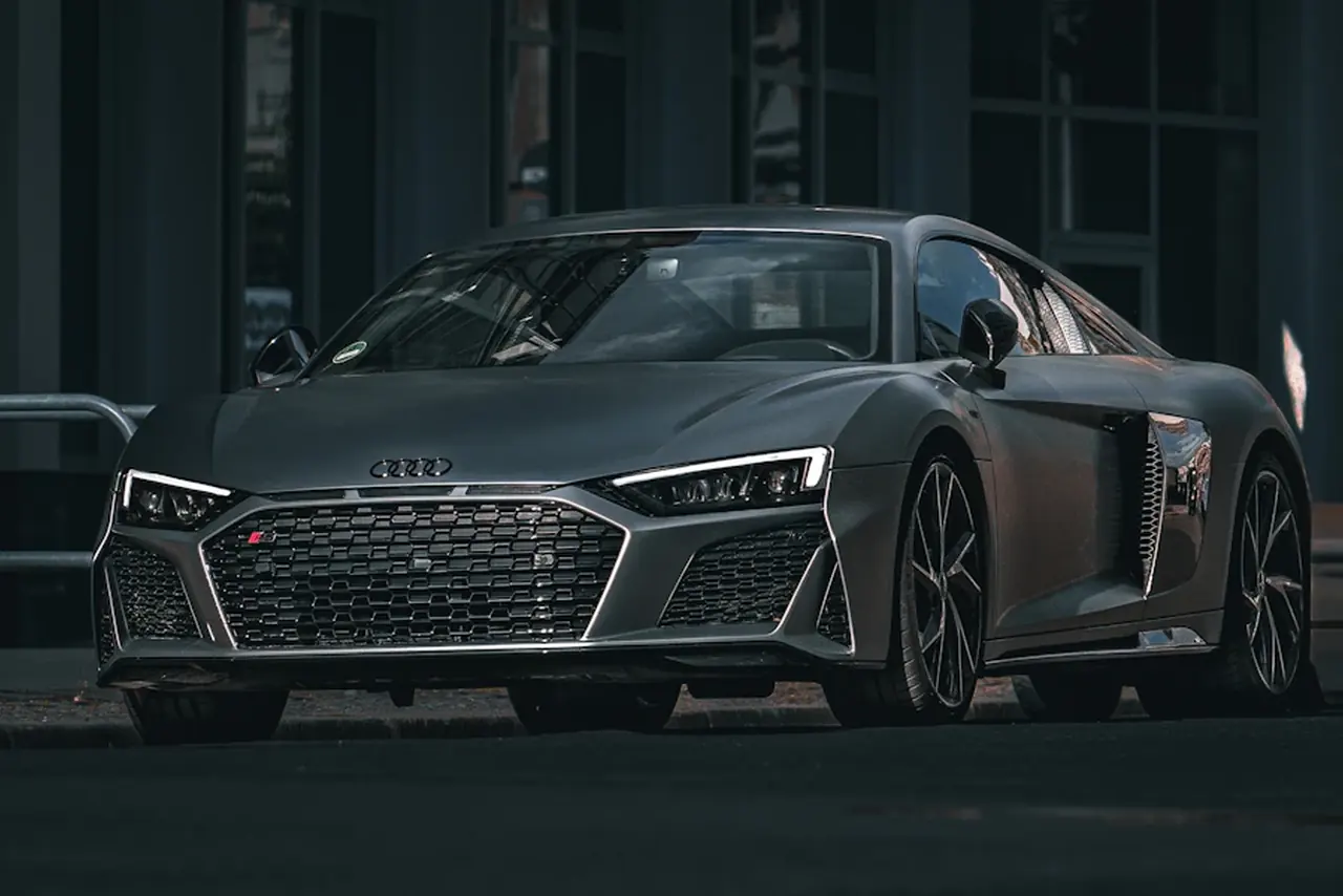 Audi R8 차량 예시